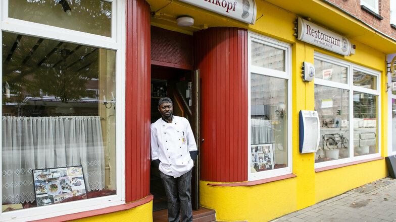 Andrew Onuegbu, Inhaber des Kieler Restaurant «Zum Mohrenkopf», hält nichts von der aktuellen Debatte um rassistische Restaurantnamen und will sein Lokal deshalb auch nicht umbenennen.