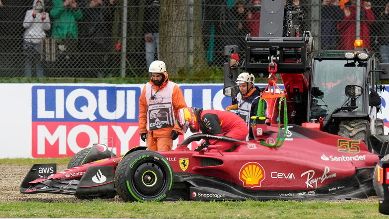 Carlos Sainz aus Spanien vom Team Ferrari verlässt nach einem Unfall sein Auto.