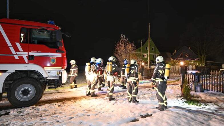 Die Kameraden der Freiwilligen Feuerwehr kamen schnell am Brandort an. Für zahlreiche Tiere kam die Hilfe jedoch zu spät.