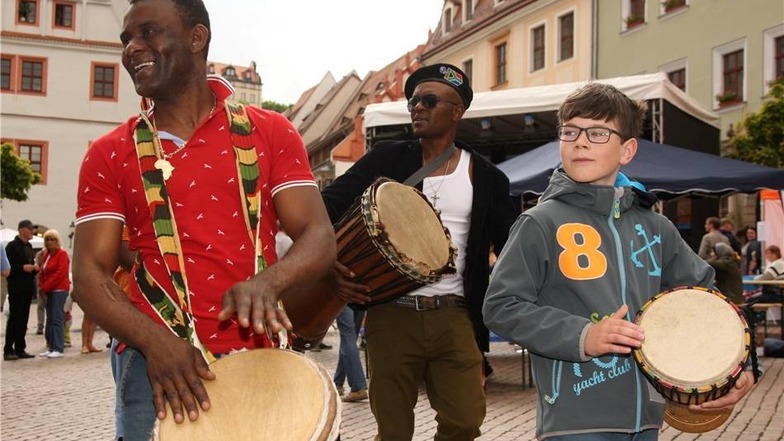 Afrikanisches Trommeln mit Jack Panzo, der aus Angola stammt.
