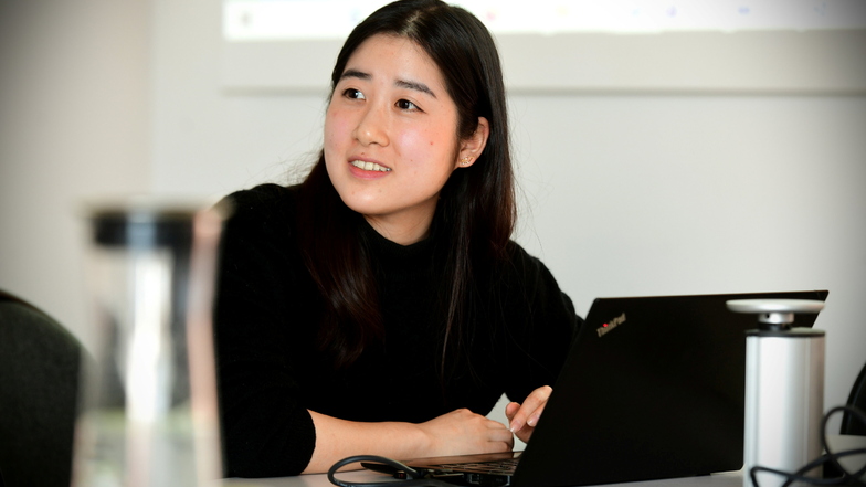 Die Japanerin Chiaki Nishihara beim Vortrag in der Hochschule Zittau.