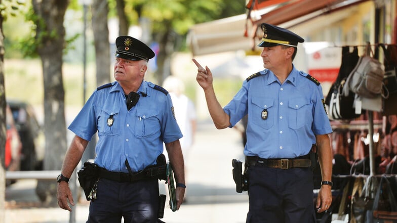 Revierleiter Hanjo Protze (rechts) in Radebeul auf der Hauptstraße mit Polizeihauptmeister Hubertus Neumann.