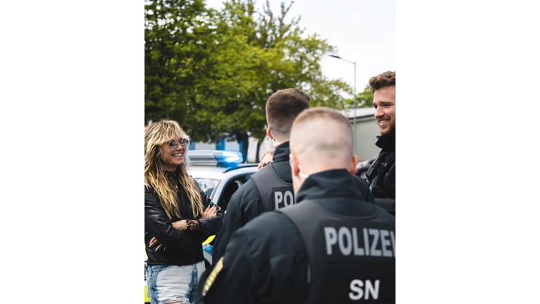 Heidi Klum unterhält sich bei einem Besuch der Polizei in Leipzig mit Einsatzkräften. Zuvor hatten ihr Mann Tom und sein Bruder Bill Kaulitz von der Band Tokio Hotel vor einem Konzert die Polizei besucht.