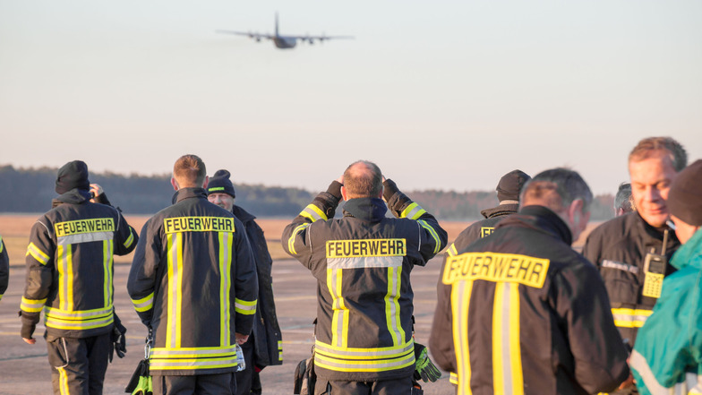 Der Besuch holländischer Militärflieger vor ein paar Tagen war für die Feuerwehrleute aus Rothenburg, Horka und Niesky der erste Ernstfall. Sie sichern hier künftig Starts und Landungen von Großflugzeugen ab.