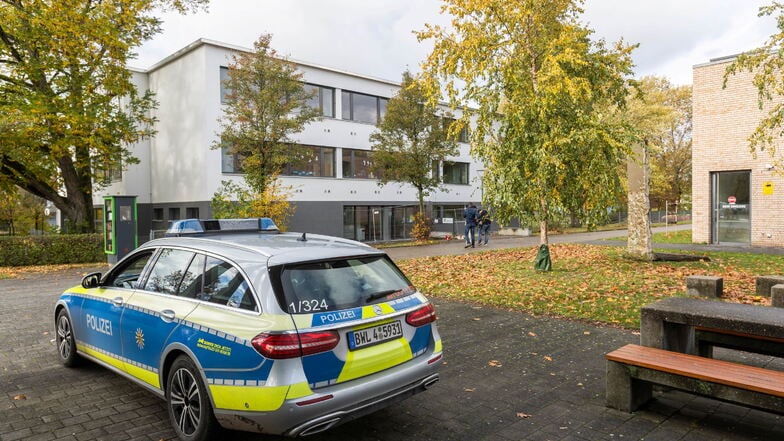 Ein Streifenwagen auf einem Schulhof - auch im Kreis Görlitz kommt es vor, dass Schulleiter die Polizei rufen müssen.