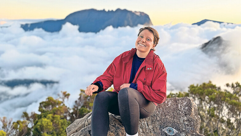 Helene Johannsen strahlt auf dem Gipfel des Roche Écrite in La Réunion.