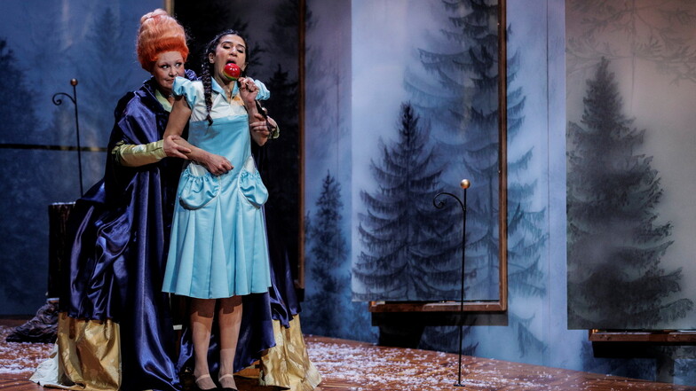 Yvonne Reich (l.) als böse Königin mit Shoushik Barsoumian als Schneewittchen auf der Görlitzer Bühne des Gerhart-Hauptmann-Theaters.