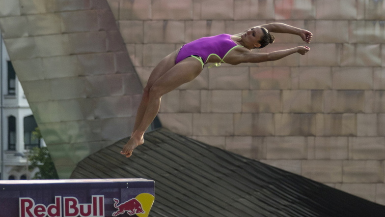 Neben Athletik und Kraft erfordert das Abheben aus 21 Metern Höhe auch viel Mut. Iris Schmidbauer ist Deutschlands beste Klippenspringerin.
