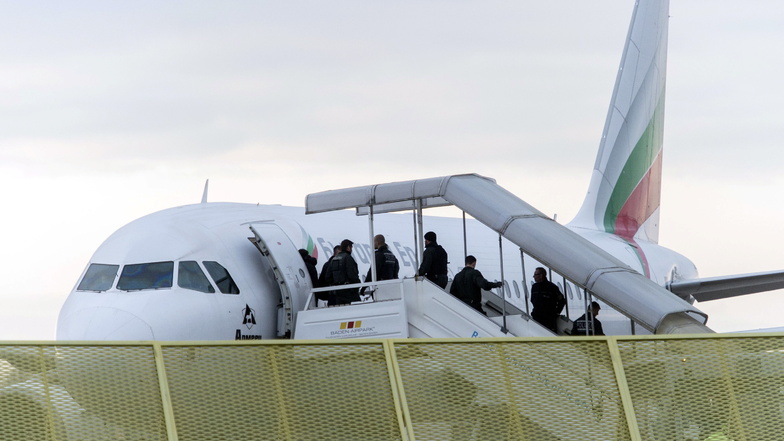 Abgelehnte Asylsuchende werden regelmäßig von deutschen Flughäfen aus zurück in ihre Heimat gebracht.