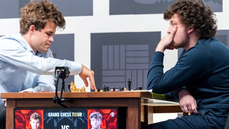 Magnus Carlsen (l) aus Norwegen sitzt Hans Niemann aus den USA gegenüber.