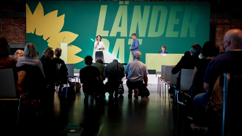 Annalena Baerbock, Bundesvorsitzende von Bündnis 90/Die Grünen, und Robert Habeck, Bundesvorsitzender von Bündnis 90/Die Grünen, sprechen beim Länderrat ihrer Partei zu den Delegierten.