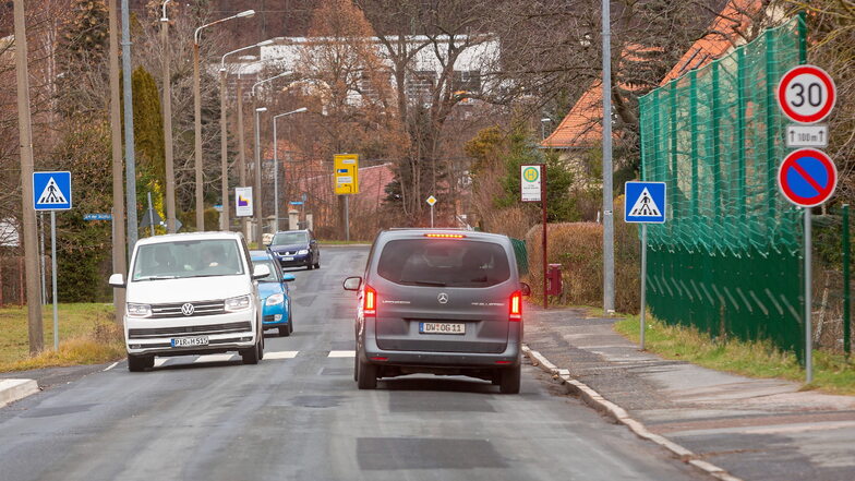 Eigentlich sollte die Rabenauer Straße in Freital schon 2018 saniert werden.