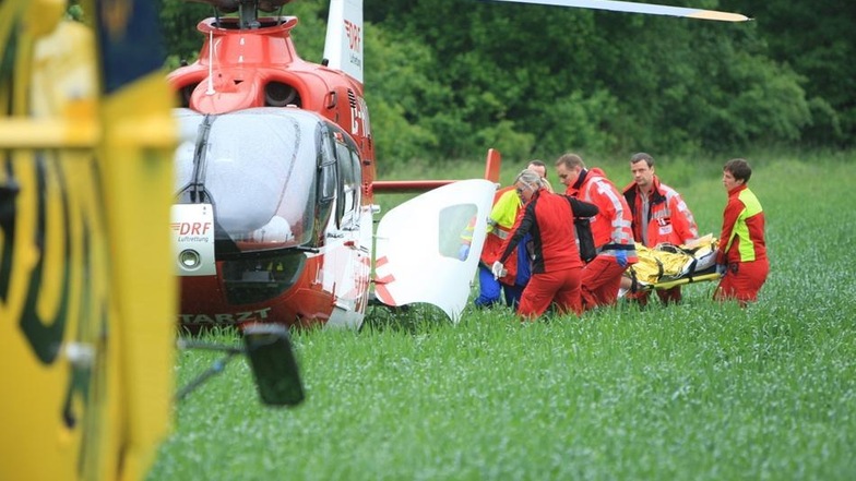 Zwei Mitarbeiterinnen wurden bei dem Unglück so schwer verletzt, dass sie mit dem Rettungshubschrauber in eine Spezialklinik nach Leipzig geflogen wurden.