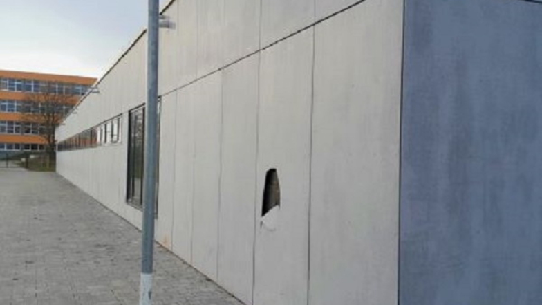 Zu Jahresbeginn 2023 wurde die Fassade der Dreifeldhalle in Bannewitz beschädigt. Die Polizei konnte zwei Täter ermitteln. Sie mussten Sozialstunden leisten und den angerichteten Schaden ersetzen.