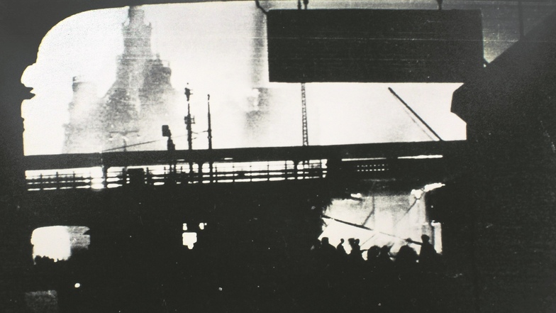 Zerstörung durch die Luftangriffe auf Dresden am 13. Februar 1945: Das Originalfoto stammt von Hans-Joachim Dietze, der als damals 15-Jähriger und vermutlich Einziger Aufnahmen vom Feuersturm im Zentrum der Stadt gemacht hat.