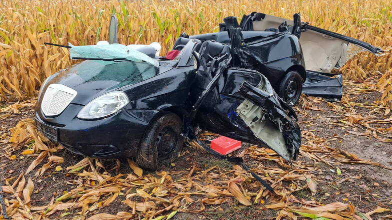 In einem Maisfeld landete ein Lancia Ypsilon, nachdem er bei Piskowitz von der Straße abgekommen war. Der Fahrer erlitt schwerste Verletzungen.