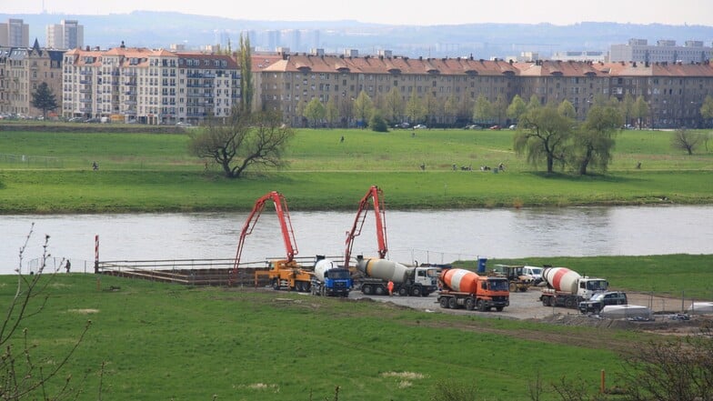 Der Bau hat begonnen. Ein Blick zum Neustädter Ufer im August 2008.