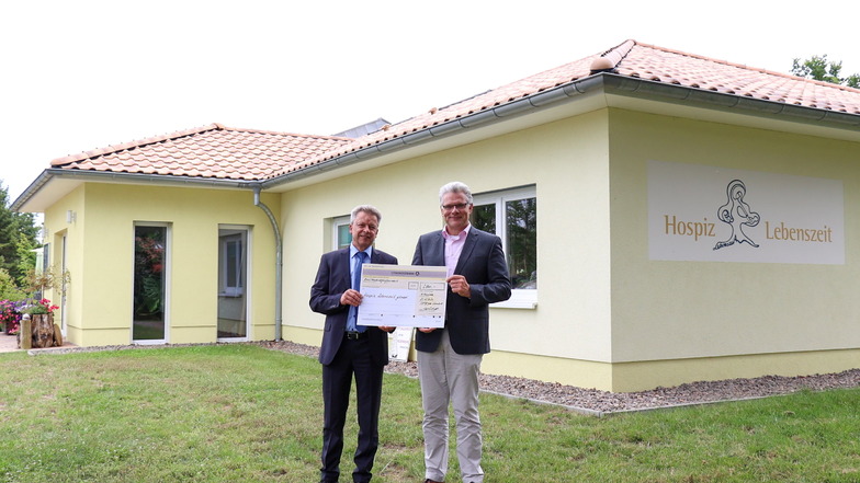 Namens seiner Mitarbeiter übergibt Cotesa-Geschäftsführer Christian Bartsch (rechts) einen Scheck über eine 2.500-Euro-Spende an den Leiter des Leisniger Hospiz Eiko Weber.