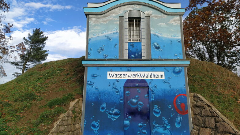 Das Bedienhaus des Trinkwasserbehälters an der Straße zwischen Hartha und Waldheim wurde von Frank Schäfer gestaltet.
