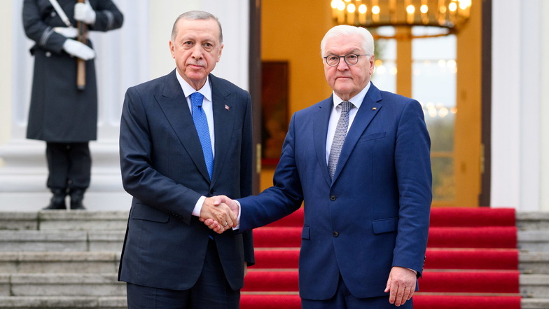 Bundespräsident Frank-Walter Steinmeier (r) empfängt Recep Tayyip Erdogan, Präsident der Türkei, zu einem Gespräch im Schloss Bellevue.