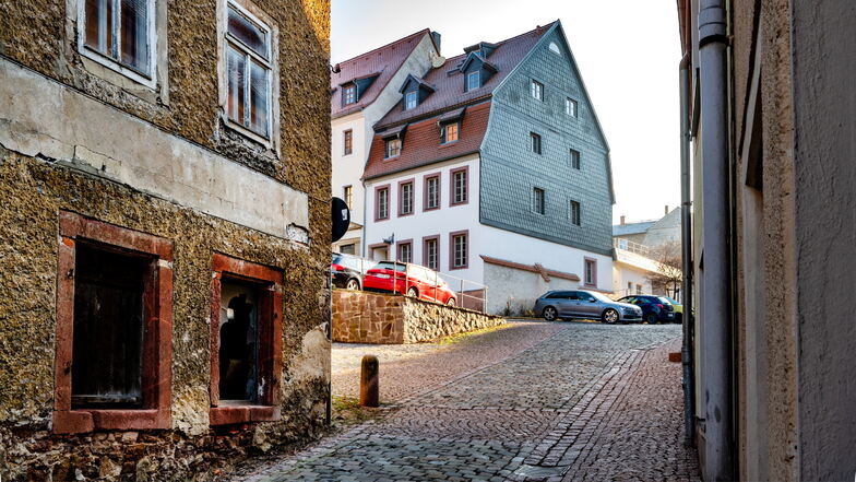 Einige Altstadthäuser in Leisnig sind beispielhaft saniert, gleich nebenan verfallen Gebäude scheinbar unaufhaltsam. Ein Innenstadtkonzept soll Wege zu einer historisch-modernen und vor allem lebenswerten Altstadt aufzeigen.