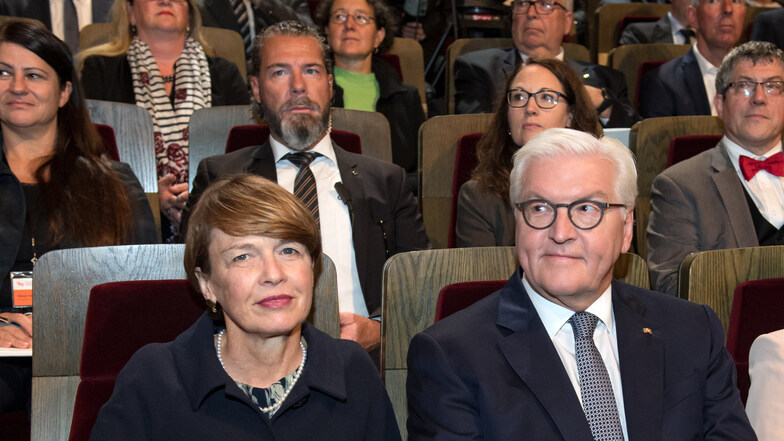 Bundespräsident Frank-Walter Steinmeier und seine Ehefrau Elke Büdenbender nehmen im Gewandhaus Leipzig am Festakt teil.
