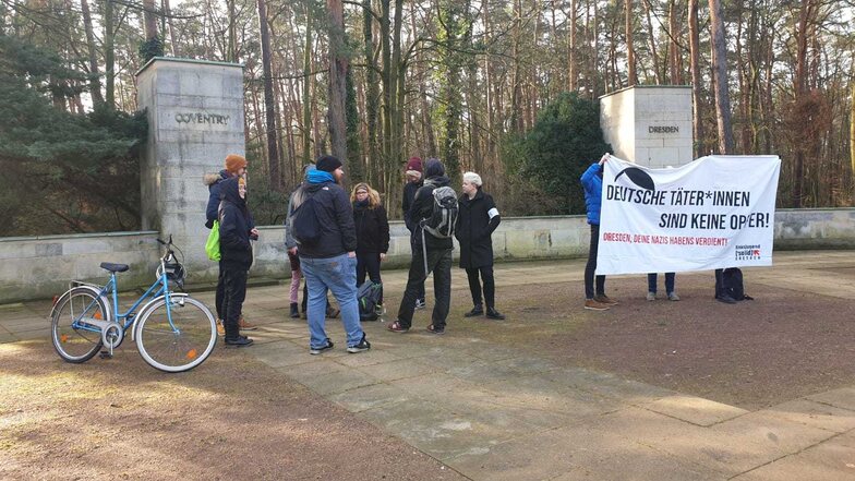 Gegenprotest gegen die aus Sicht der Linksjugend unreflektierten Auswahl der verlesenen Namen auf dem Heidefriedhof.
