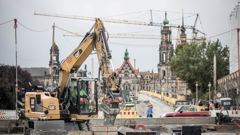 Damit die Straßenbahn wieder über die Dresdner Augustusbrücke fahren kann, müssen Autofahrer am Neustädter Markt derzeit Behinderungen in Kauf nehmen.