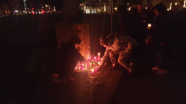 Am Gomondai-Gedenkstein wurden Blumen und Kerzen abgelegt.