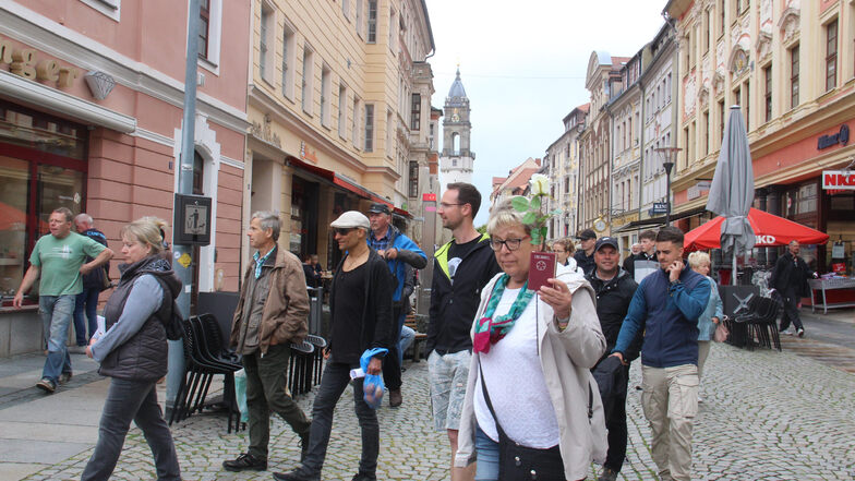 Etwa 100 Menschen zogen am Sonnabend in Bautzen über die Reichenstraße, um gegen die Corona-Schutzmaßnahmen zu protestieren.