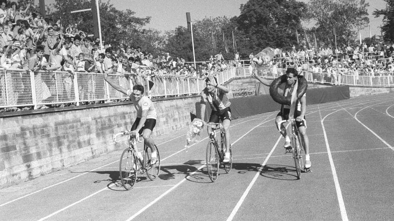 Dresden war immer wieder Etappenort der legendären Friedensfahrt. Am 16. Mai 1989 siegte auf der 8. Etappe von Berlin nach Dresden Uwe Raab vor Olaf Ludwig (links) – sie genießen die Ehrenrunde im Steyer-Stadion.