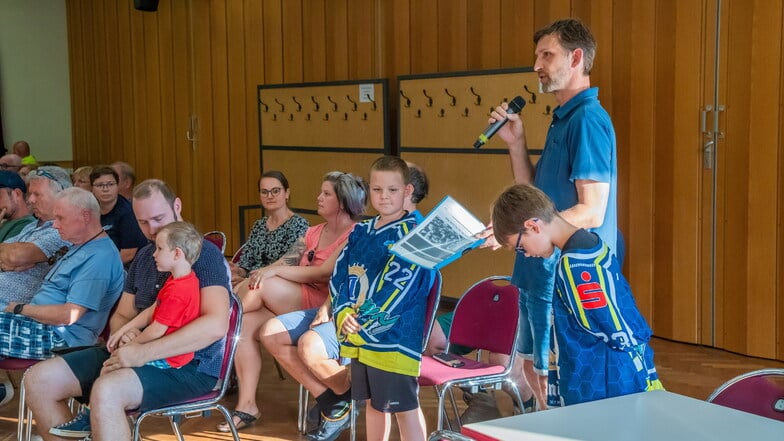 Torndado-Kids und ihre Eltern übergaben am Montag in der Stadtratssitzung eine Petition für eine frühere Eisbereitung im Waldstadion.