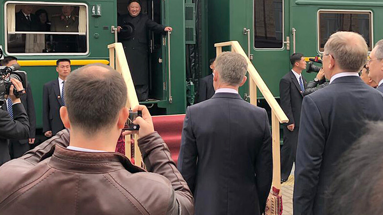 Kim Jong Un wird bei seiner Ankunft am Bahnhof von Hassan begrüßt.