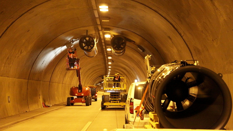 Wartungsarbeiten im Autobahntunnel, wie hier der Austausch der Ventilatoren, gehören zum Betrieb eines solchen Bauwerkes dazu und erfolgen mehrmals im Jahr.