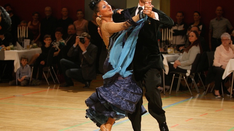 Kerstin Hahn und Achim Hobl vom TC Rot-Gold Würzburg traten bei der Deutschen Tanzsport-Meisterschaft der Senioren im Rahmen von „Pirna tanzt“ auf.