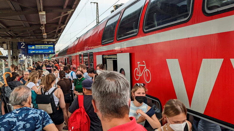 Voller Bahnsteig in Riesa: Der Regionalexpress 50 nach Dresden musste am Freitag geräumt werden – wegen Überfüllung.