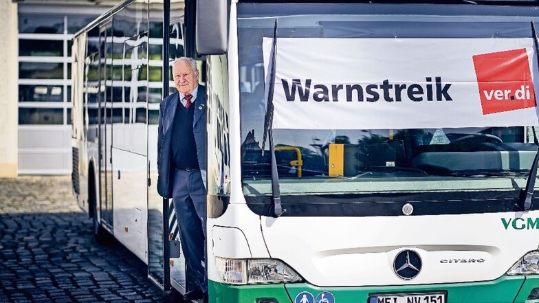 Günther Böhme fährt trotz Rentenalter weiter Bus. Und streikt für bessere Bezahlung der kommenden Busfahrer-Generation.