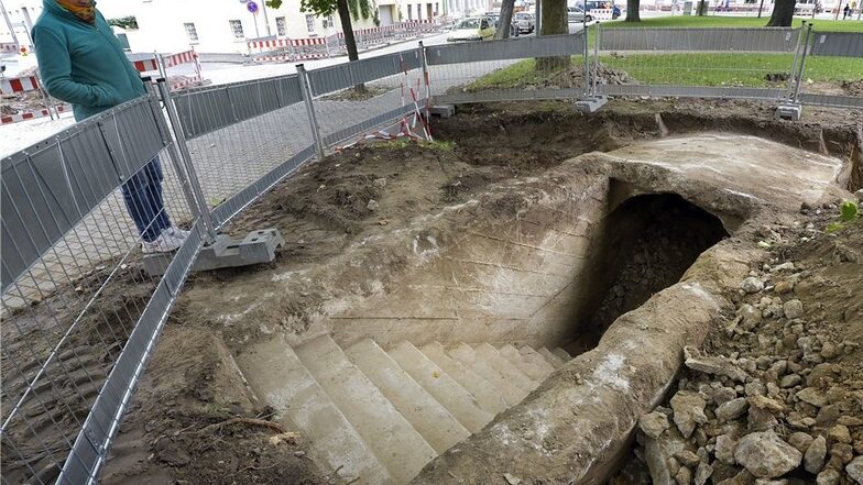 Der Zugang zum Bunker an der Ecke Waldheimer Straße ist freigelegt worden. Hier soll ein Mittelspannungskabel verlegt werden.