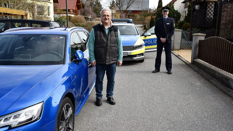Der 66-jährige Audi-Besitzer war bei der Autoübergabe sichtlich erleichert. Er bedankte sich bei Polizeioberkommissar Steven Scholde.