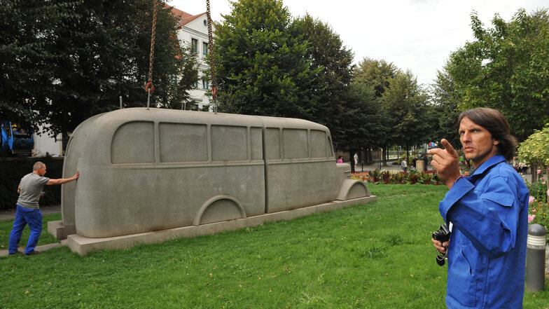 Dieser graue Betonbus stand ab Juni 2010 für ein Jahr an der Grohmannstraße in Pirna – das mobile Denkmal erinnerte an die rund 15.000 Menschen, die bei der Euthanasie-Aktion der Nationalsozialisten in den Jahren 1940/41 auf dem Sonnenstein in Pirna getöt