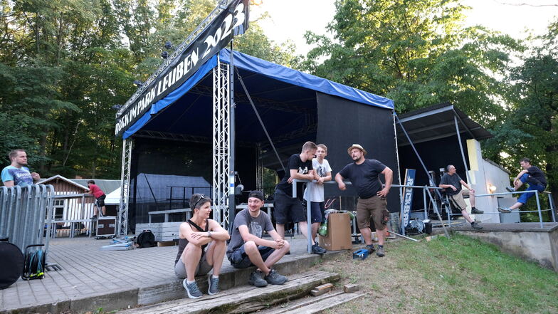 Die Macher des Festivals "Rock im Park Leuben" beim Aufbau, darunter Tobias Goldmann (4. v. links im schwarzen T-Shirt).