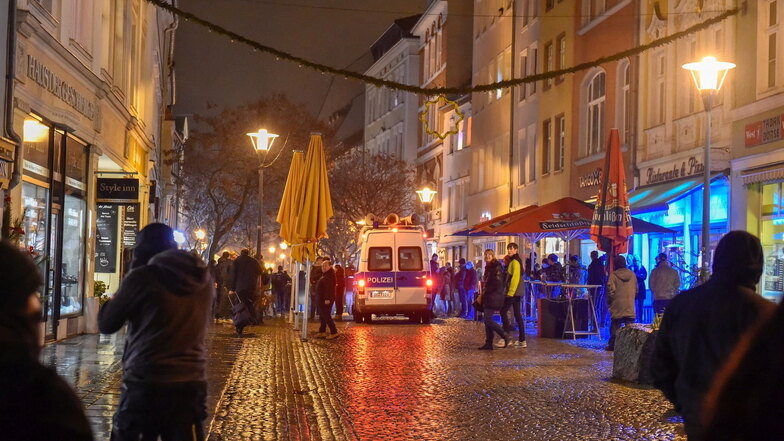 Auf der Reichenstraße in Bautzen löste die Polizei am Montagabend eine Ansammlung von etwa 200 Menschen auf.