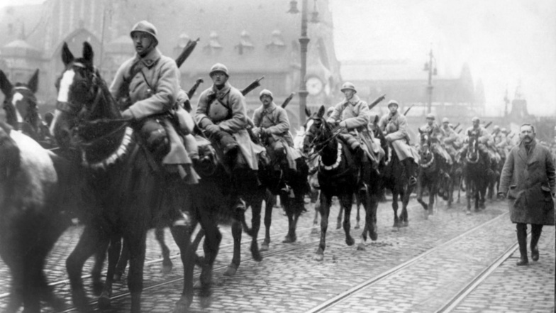 Im Januar 1923 besetzen französische Truppen das Ruhrgebiet. Der passive Widerstand ruiniert die bereits schwer kriselnde Republik vollends.