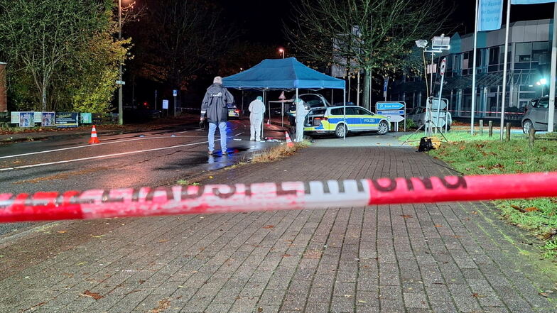 Ein mit einer Axt bewaffneter Mann ist in Delmenhorst von der Polizei angeschossen und schwer verletzt worden.