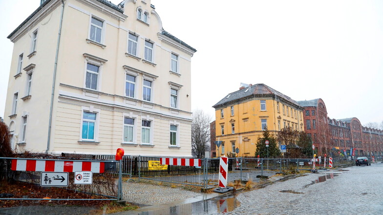 Der Fußweg an der Äußeren Oybiner Straße ist seit Jahren wegen Baufälligkeit gesperrt, die Brücke zur Edmund-Kretschmer-Straße tonnagebegrenzt.