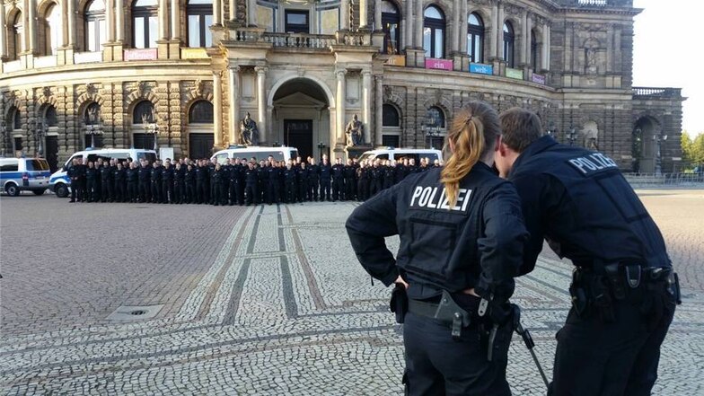 Nach Einsatzende haben Polizisten noch ein Gruppenfoto auf dem Theaterplatz gemacht.
