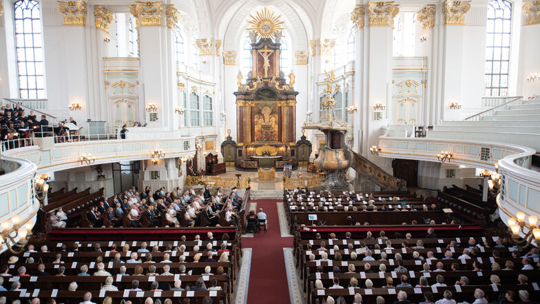 In der Hamburger Kirche Sankt Michaelis (Michel) findet die Trauerfeier für den im Alter von 64 Jahren in Hamburg gestorbenen Schauspieler Jan Fedder statt. 