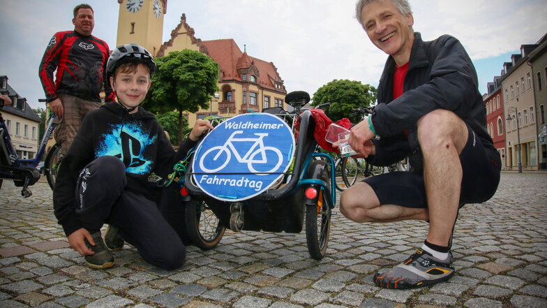 Der zehnjährige Felix aus Schildau geht beim Waldheimer Fahrradtag mit auf Tour. Den Organisator, Pfarrer Reinald Richber (rechts), freut die gute Resonanz.