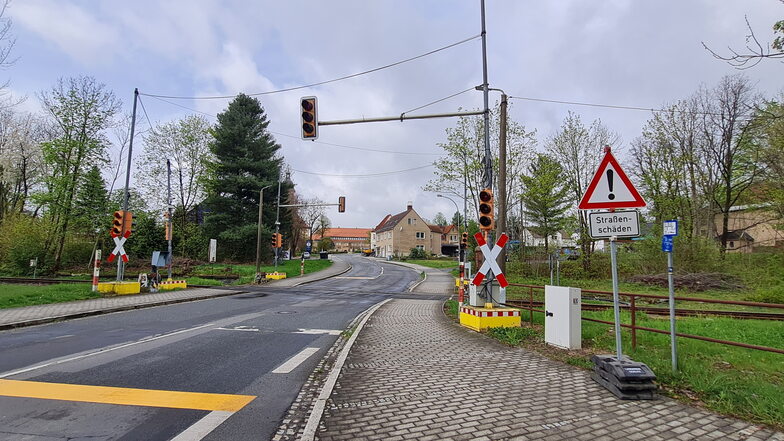 Am Bahnübergang Nordstraße in Seifhennersdorf ist die Ampelanlage kaputt. Die Stadt hat ihre Einwohner über die "Nina"-App gewarnt.