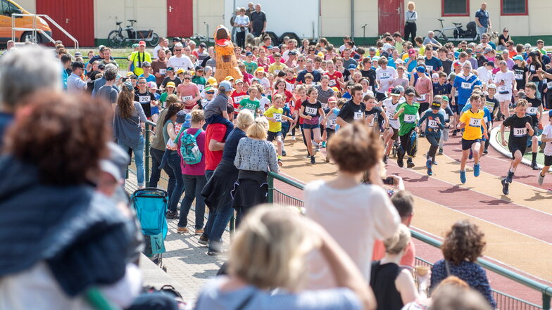 315 große und kleine Sportsfreunde nahmen am 6. Radebeuler Spendenlauf im Lößnitzstadion teil. Die erlaufene Summe kann sich sehen lassen.